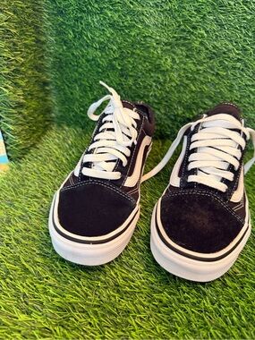 Vans Unisex Black and White suede Low-Top Skate Sneakers M 5. W 6.5
